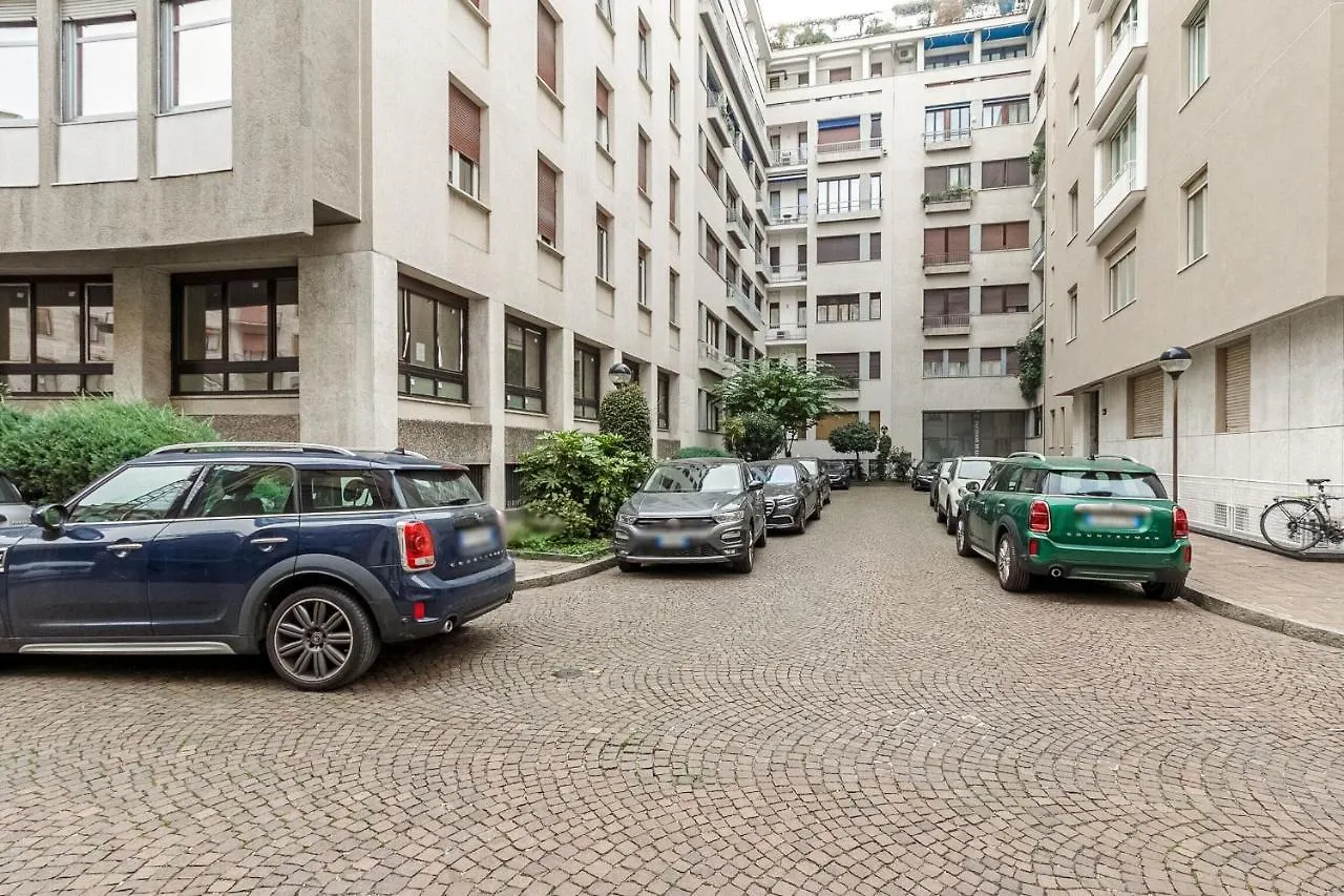 Appartamento Uberto Visconti Di Modrone B Milano Italia